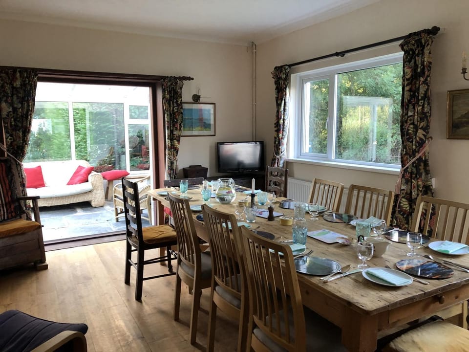 TV and multimedia, Seating area, Dining area