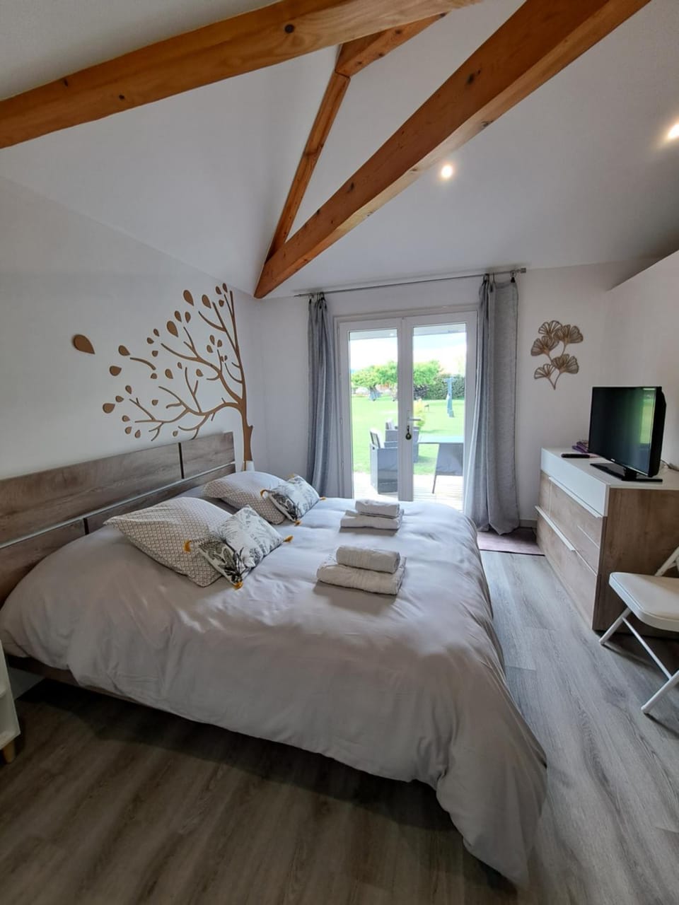 Bed, Photo of the whole room, Bedroom, Garden view