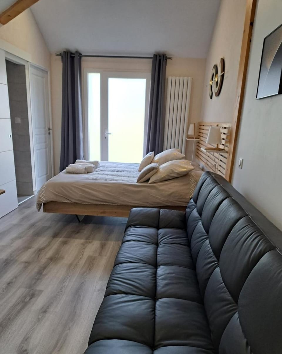 Bed, Living room, Photo of the whole room, Seating area, Bedroom