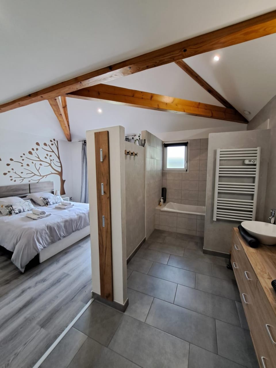 Shower, Bed, Bathroom, Photo of the whole room, Bedroom, towels