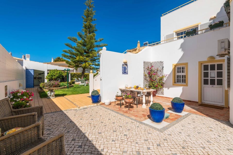 Property building, Patio, Garden, Balcony/Terrace