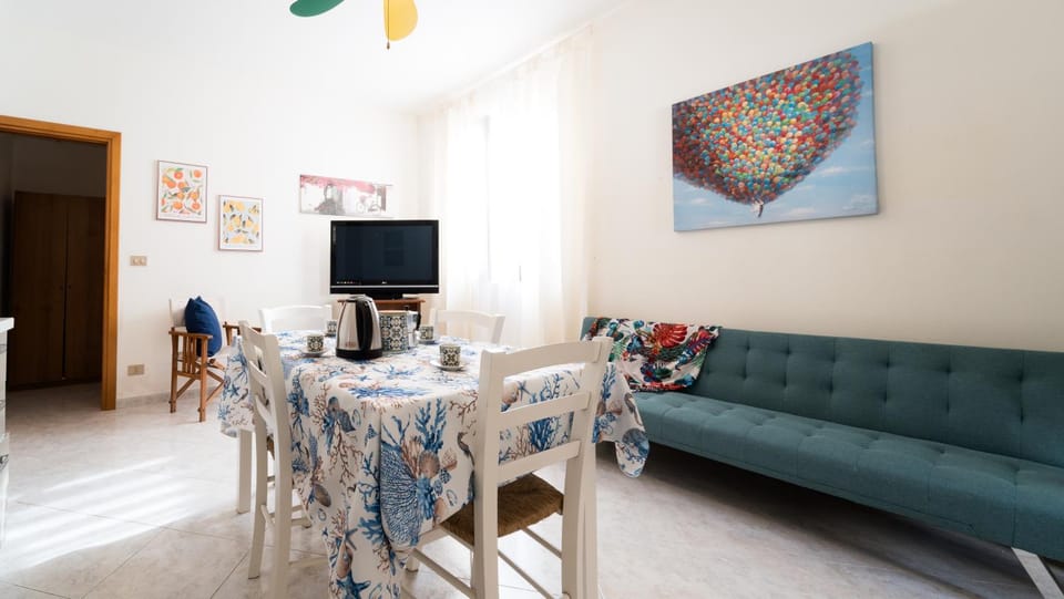 Communal lounge/ TV room, TV and multimedia, Living room, Seating area, Dining area, internet