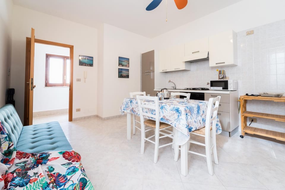 Kitchen or kitchenette, Living room, Seating area, Dining area, stove