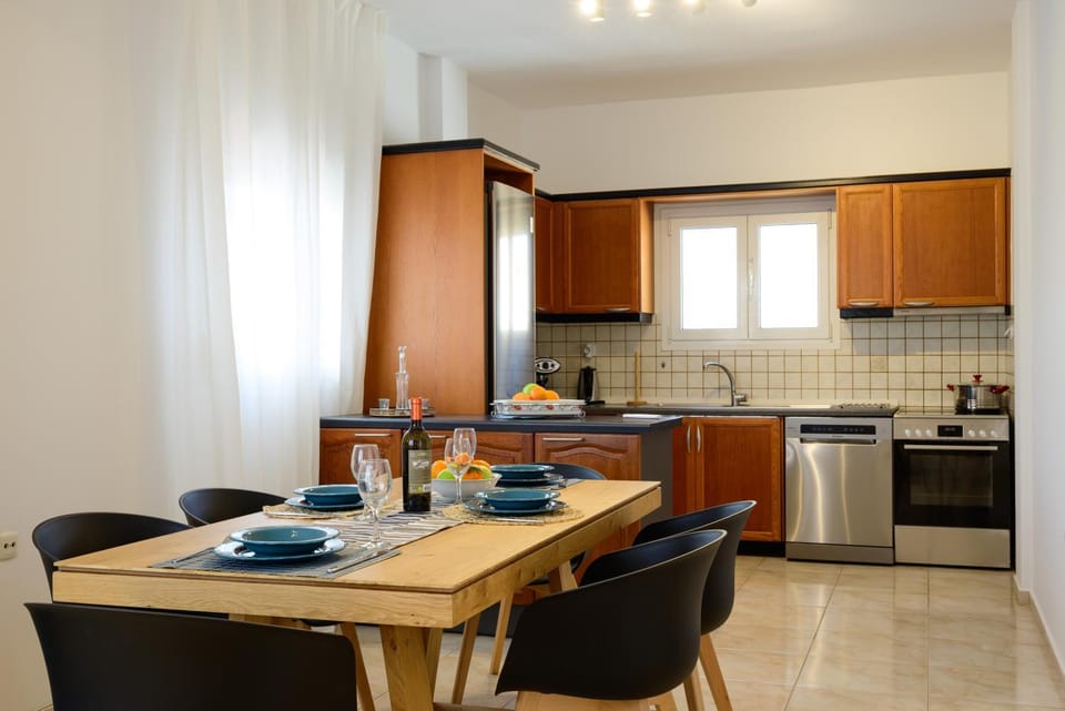 Kitchen or kitchenette, Dining area, kitchen