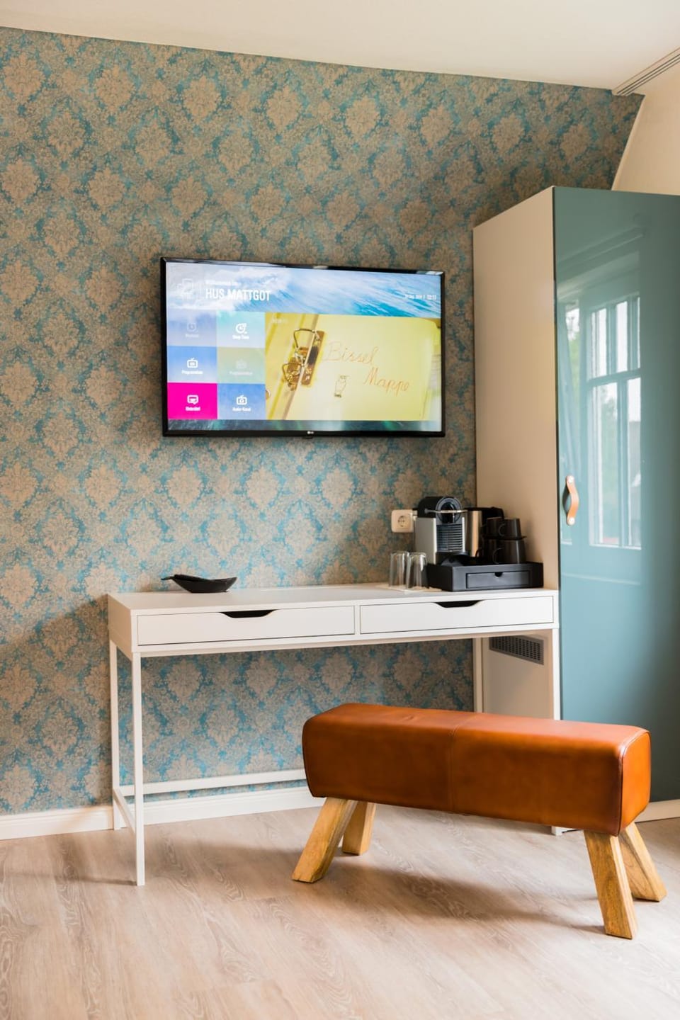 TV and multimedia, Coffee/tea facilities, Business facilities