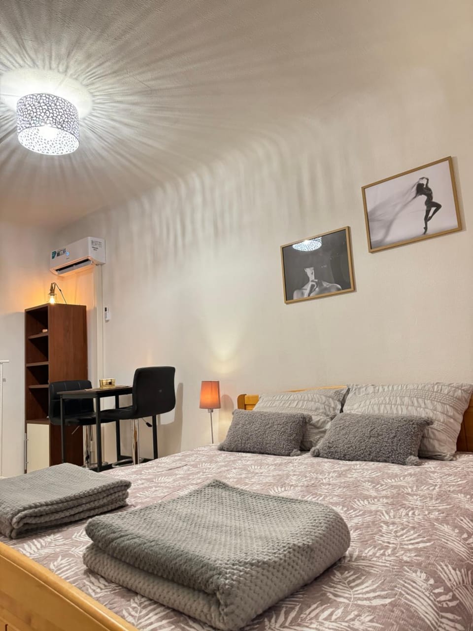Bed, Seating area