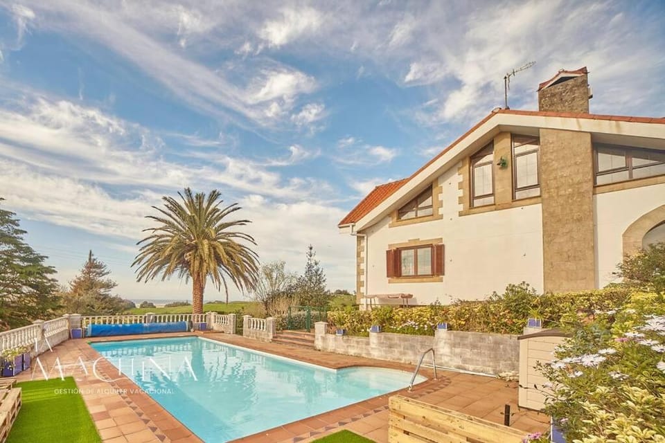 Casa Otañes. En la playa, con piscina privada. Villa in Cantabria