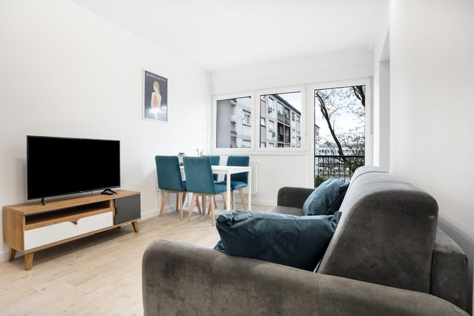 Communal lounge/ TV room, TV and multimedia, Living room, Seating area, Evening entertainment