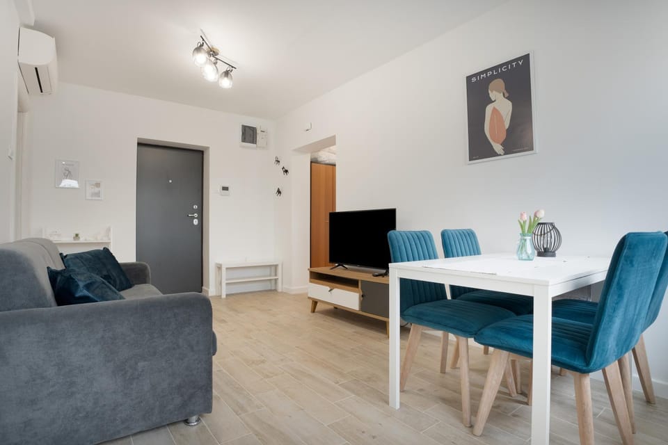 Communal lounge/ TV room, TV and multimedia, Living room, Seating area, Dining area, Evening entertainment