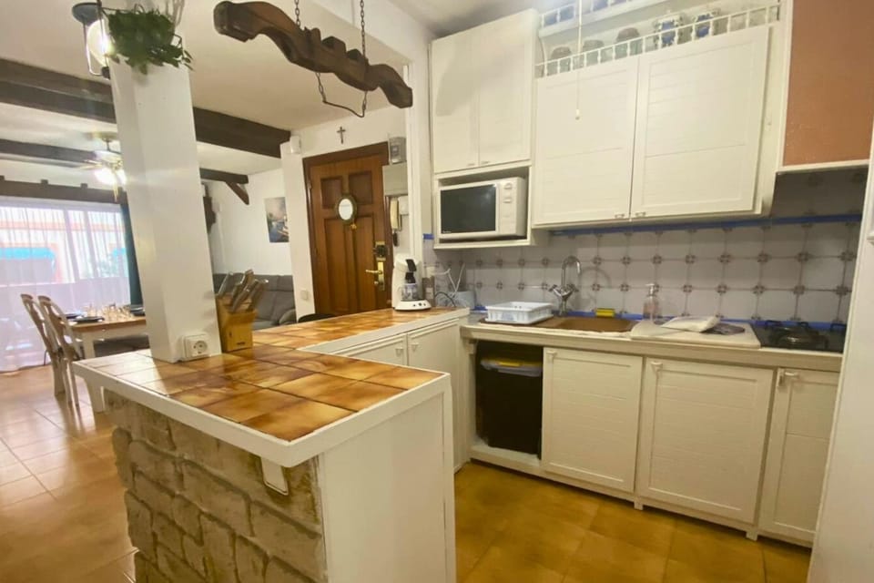 Kitchen or kitchenette, Dining area, oven, stove