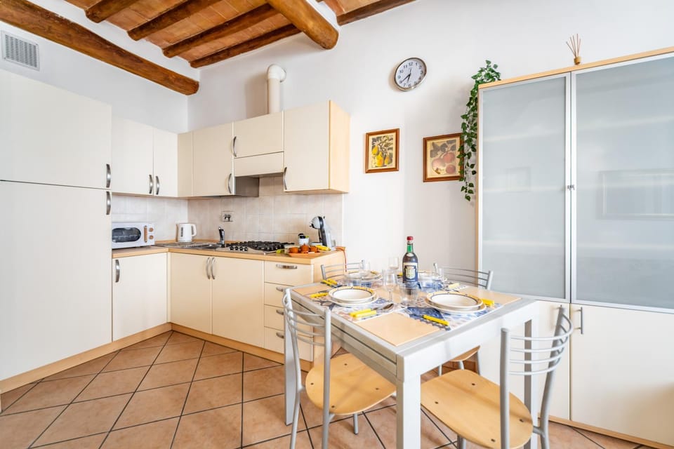 Kitchen or kitchenette, minibar, stove