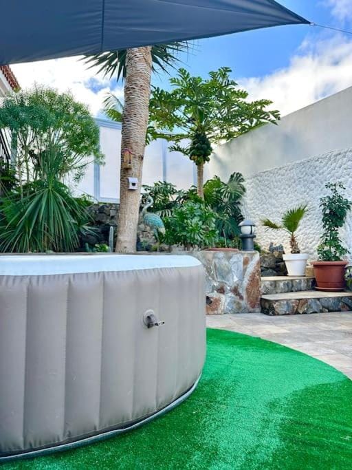 Garden, Hot Tub