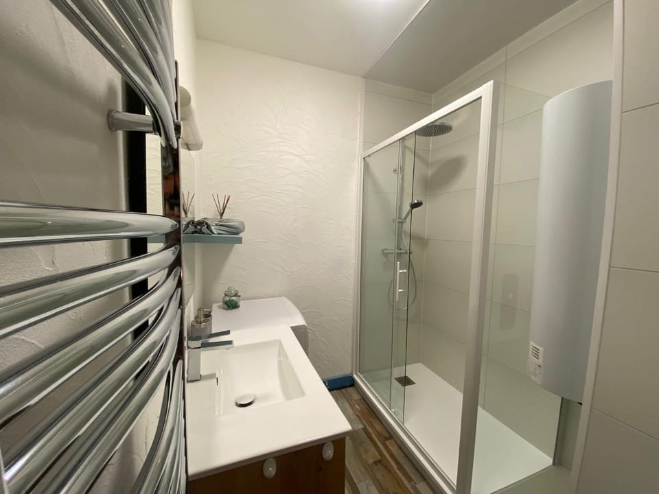 Shower, Bathroom, towels
