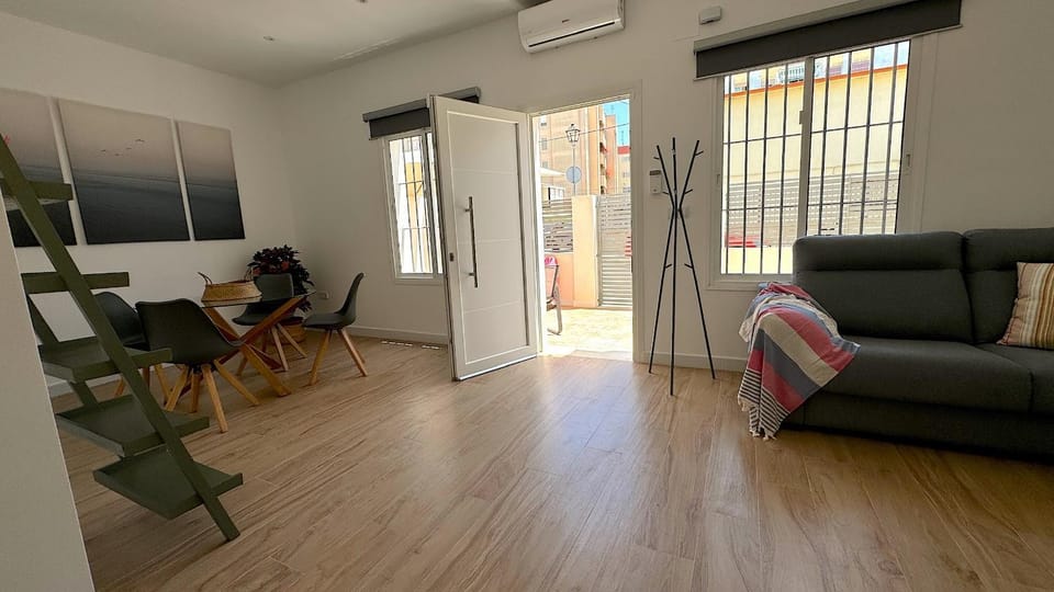 TV and multimedia, Living room, Seating area, air conditioner