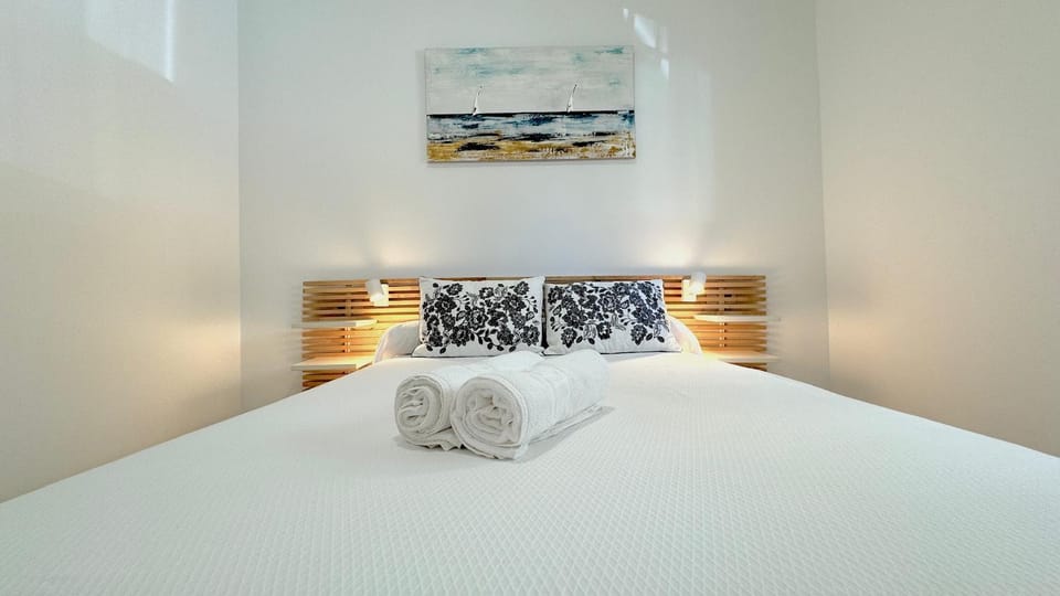 Bed, Bedroom, towels