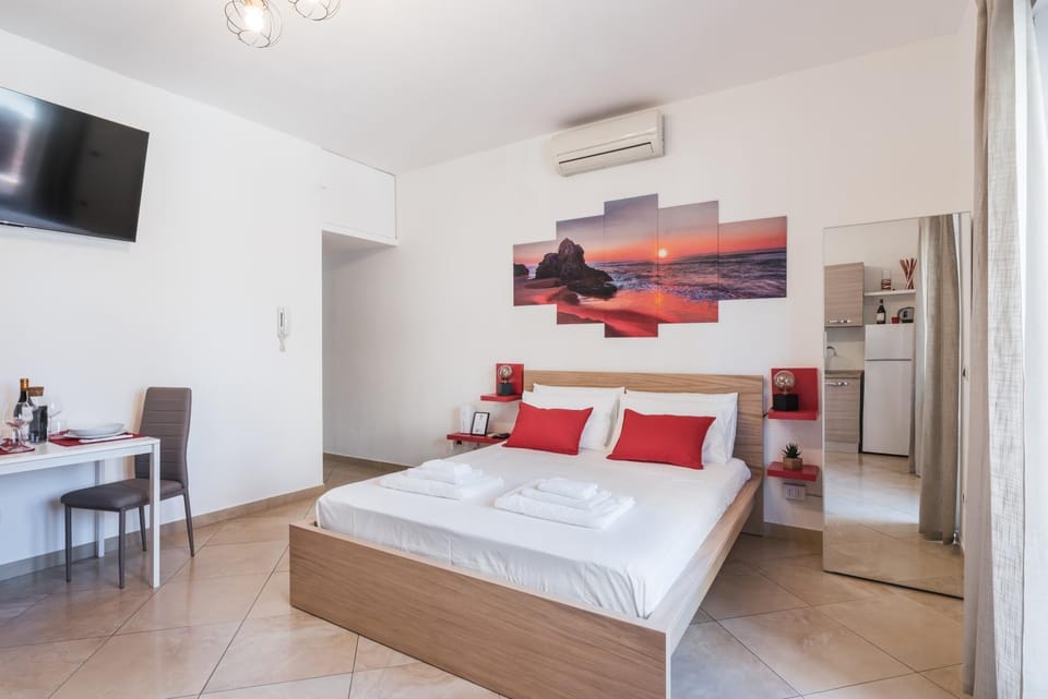 Photo of the whole room, Bedroom