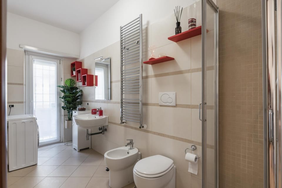 Shower, Toilet, Bathroom, bidet, towels