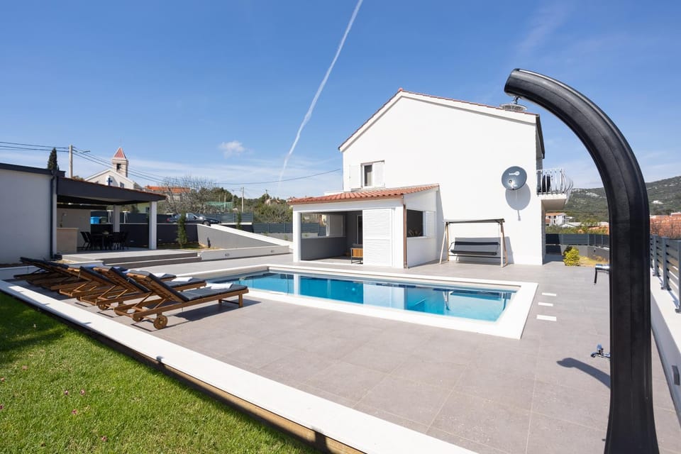 Patio, Day, Pool view, Swimming pool, sunbed