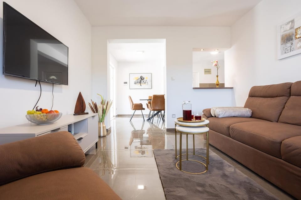 Communal lounge/ TV room, TV and multimedia, Living room, Seating area, Evening entertainment