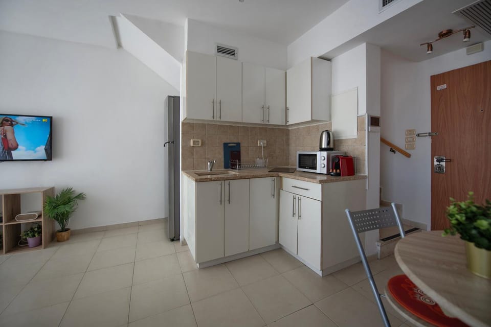 Kitchen or kitchenette, minibar