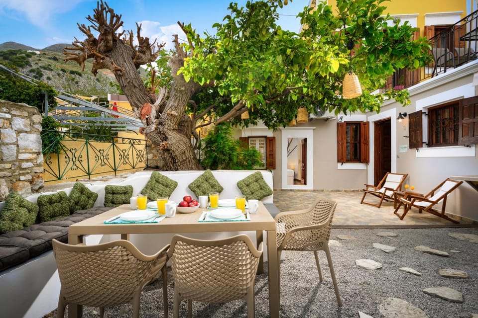 Property building, Garden, View (from property/room), Dining area, Garden view