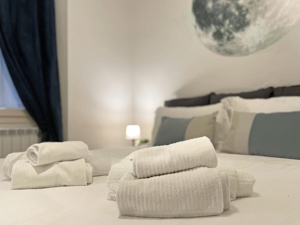 Bedroom, towels