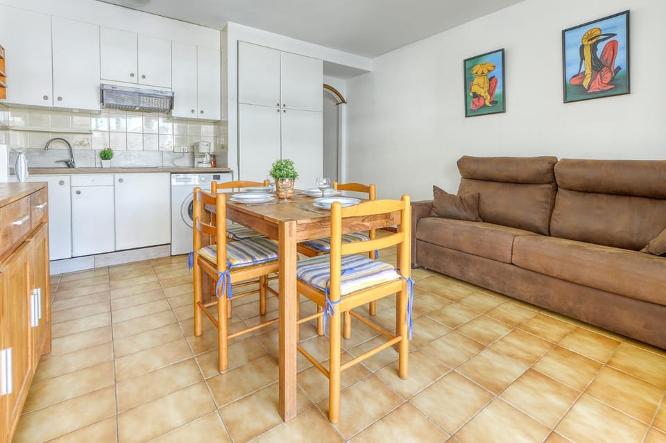 Kitchen or kitchenette, Dining area