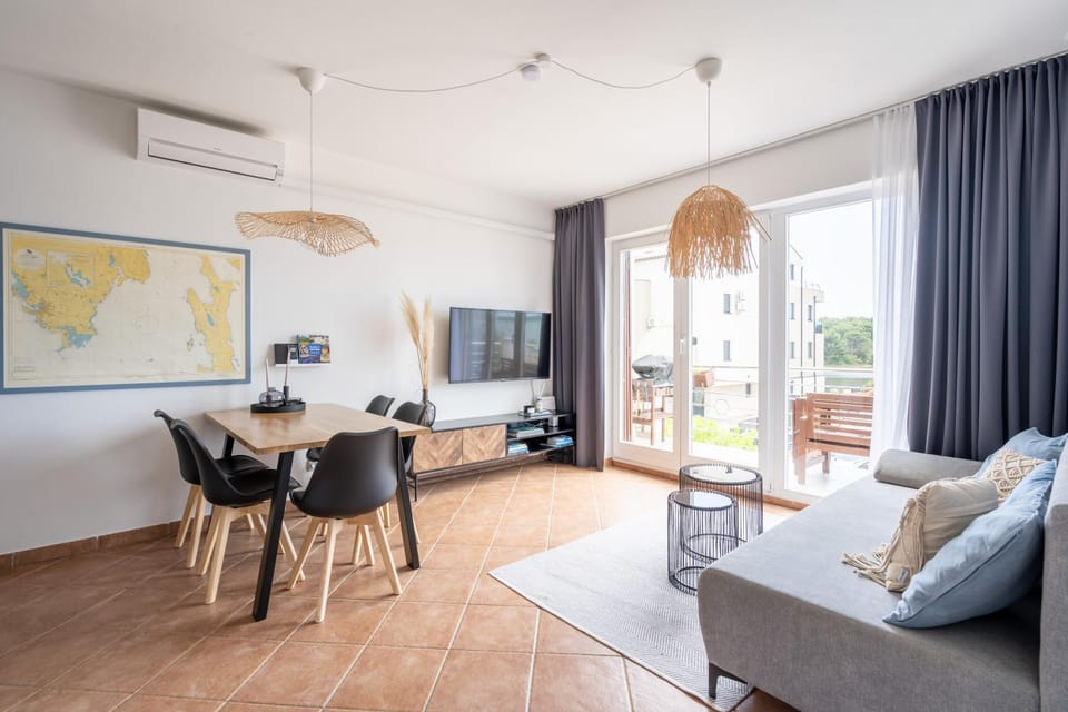 TV and multimedia, Living room, Seating area, Dining area, air conditioner