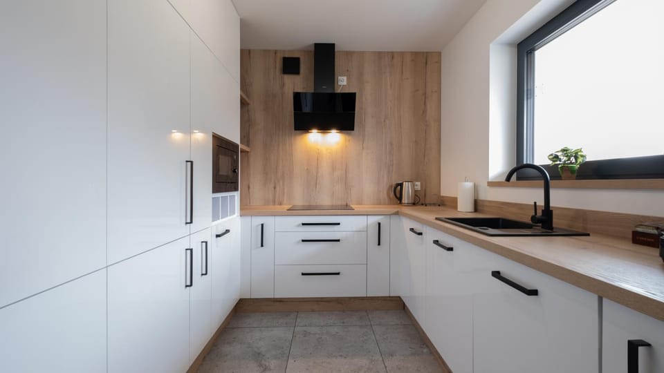 Kitchen or kitchenette, minibar, stove