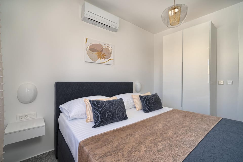 Photo of the whole room, Bedroom, wardrobe, air conditioner