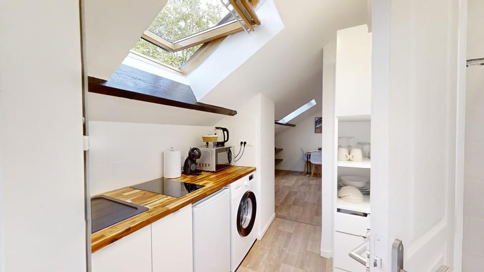 Coffee/tea facilities, Kitchen or kitchenette, stove, toaster, washing machine