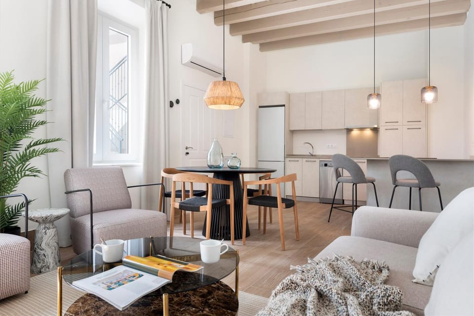 Kitchen or kitchenette, Living room, Seating area, Dining area
