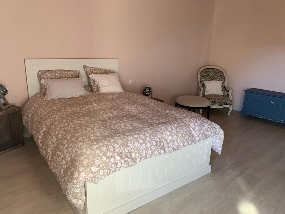 Photo of the whole room, Bedroom
