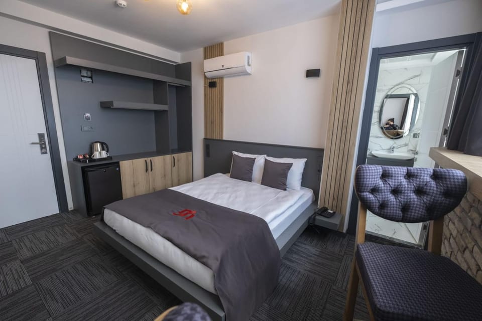 Bed, TV and multimedia, Photo of the whole room, Bedroom, air conditioner