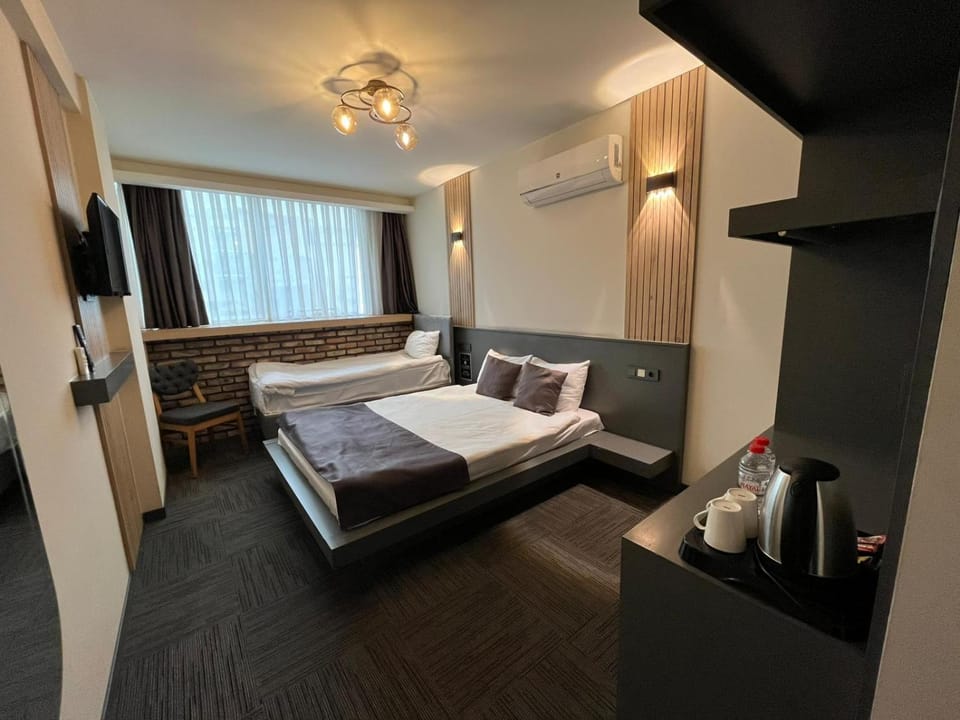 Shower, Toilet, Bed, TV and multimedia, Coffee/tea facilities, City view, Buffet breakfast, flat iron, hair dryier, heating, internet, toaster, towels, wardrobe, laundry, dryer, air conditioner