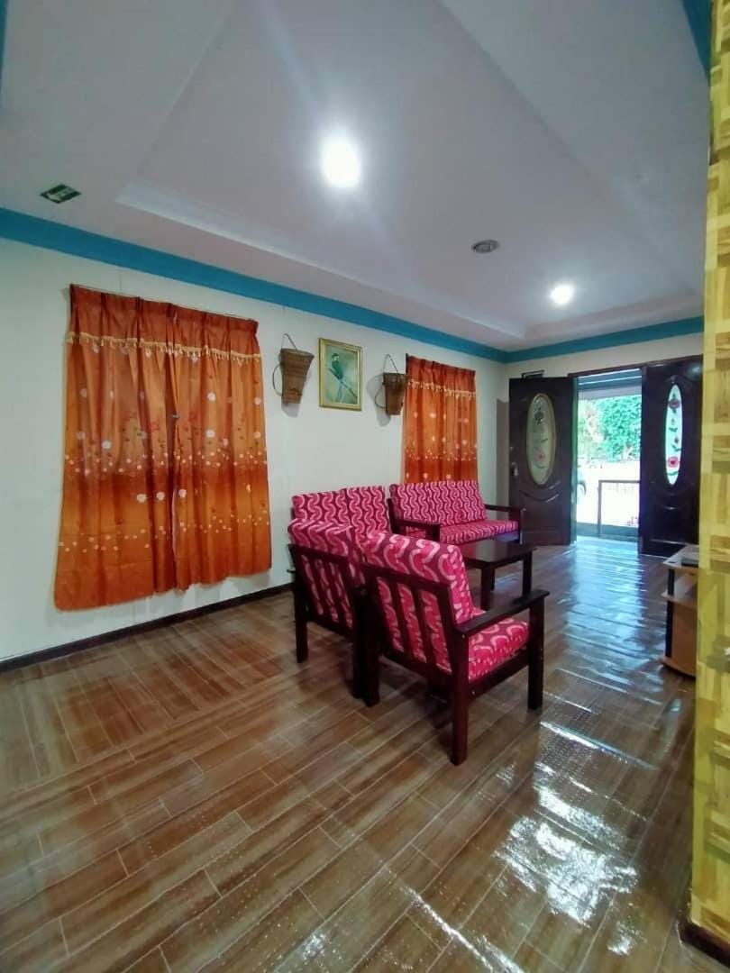 Facade/entrance, Living room, Seating area