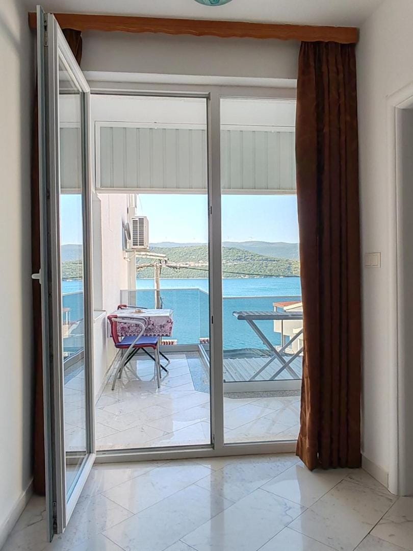 Villa Maxima u blizini plaže sa garažom i sigurnosnom kamerom Bed and Breakfast in Neum