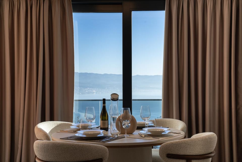 Seating area, Dining area, Sea view