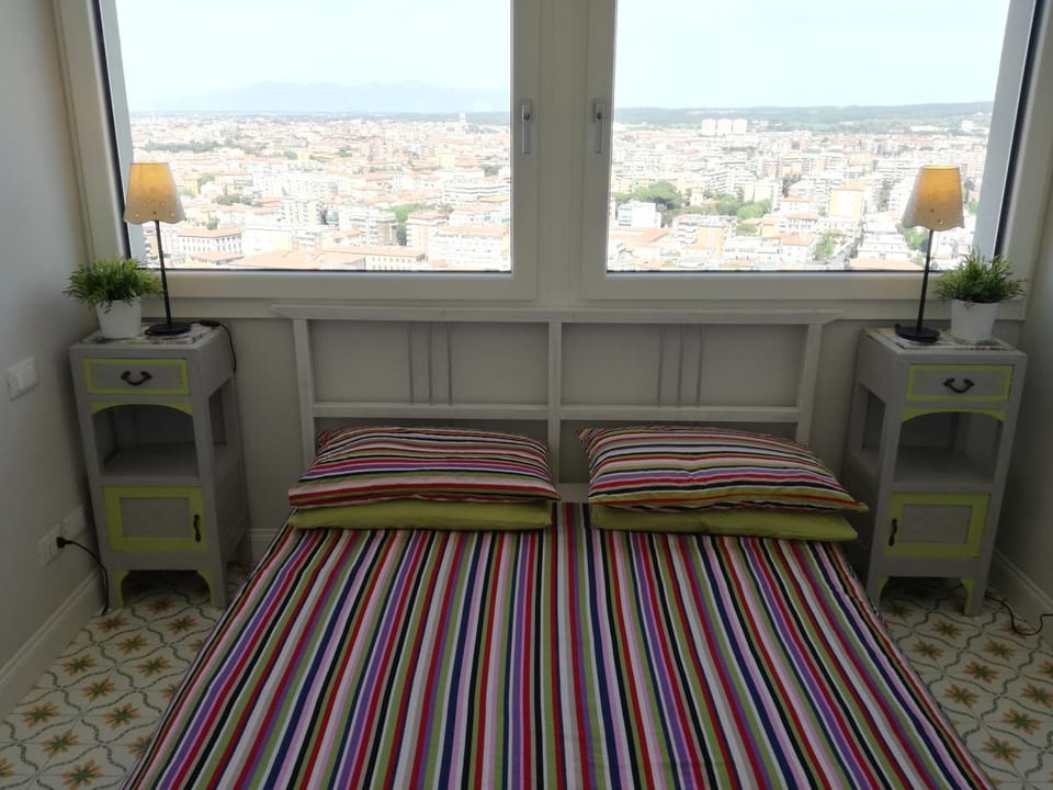 Photo of the whole room, City view