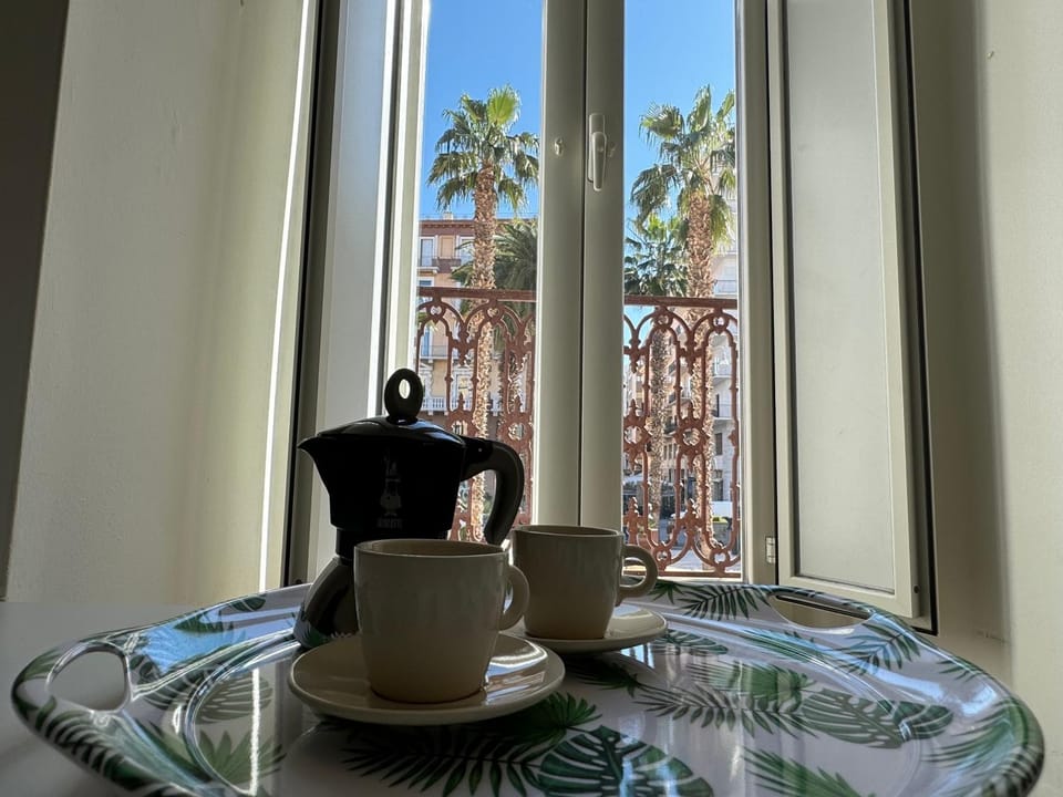 Coffee/tea facilities, Dining area