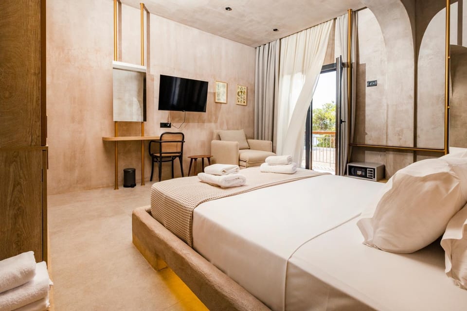 Bed, TV and multimedia, Photo of the whole room, Bedroom, towels