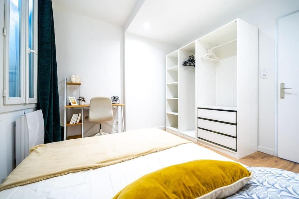 Bed, Photo of the whole room, Bedroom, wardrobe