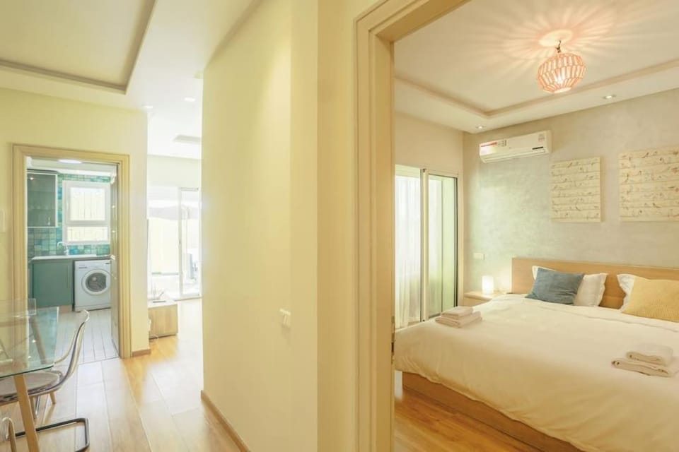 Bed, TV and multimedia, Photo of the whole room, Bedroom, air conditioner