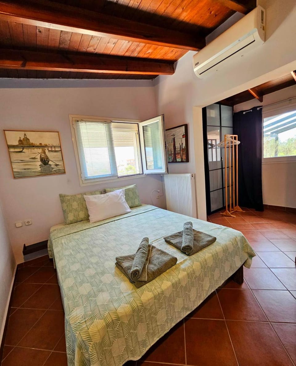 Bed, Photo of the whole room, Bedroom, towels, air conditioner