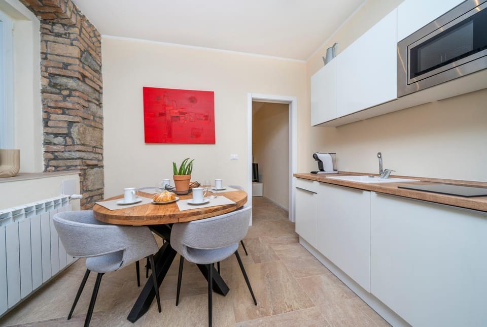 Kitchen or kitchenette, Dining area, stove