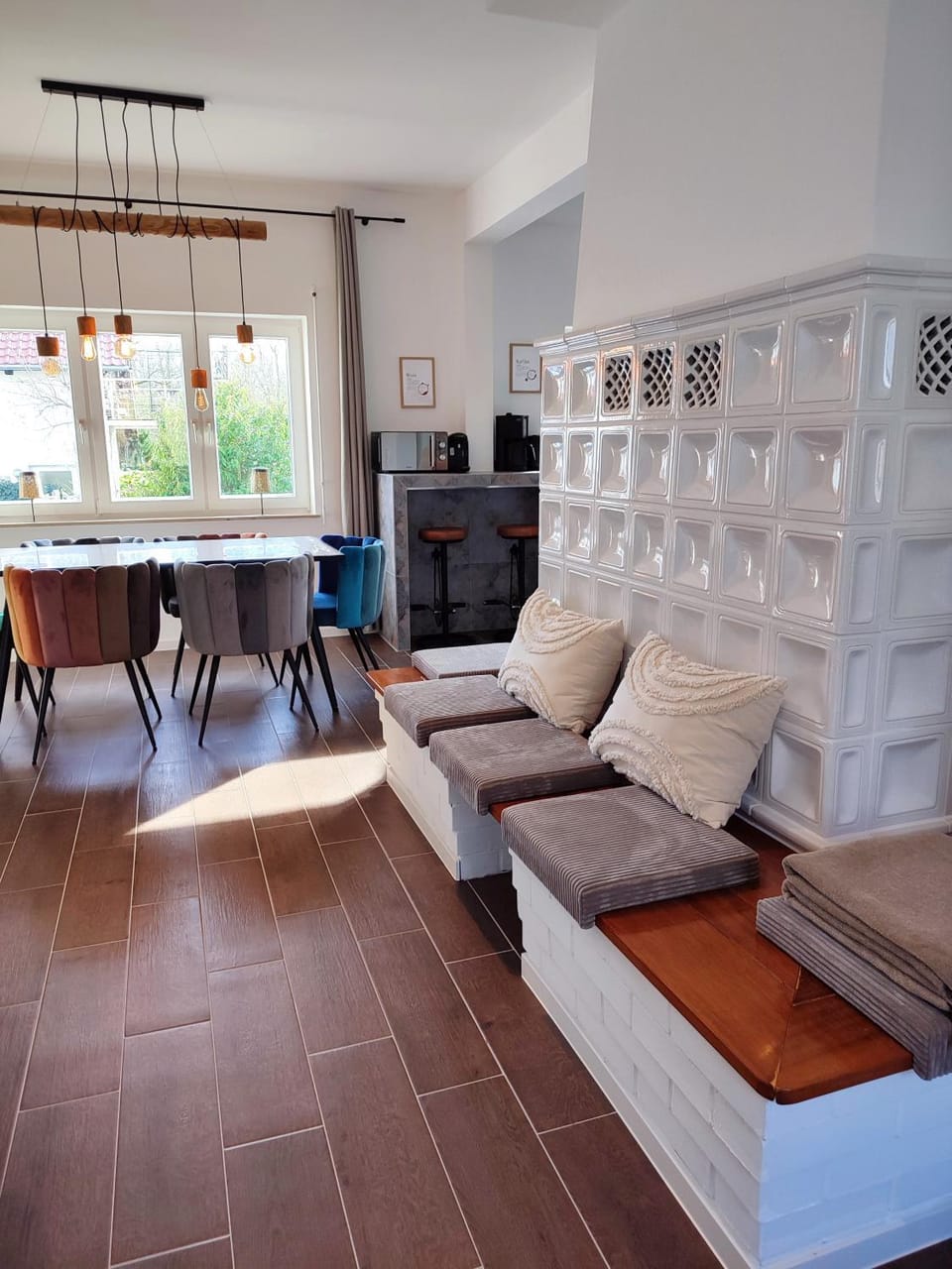 Living room, Seating area, Evening entertainment