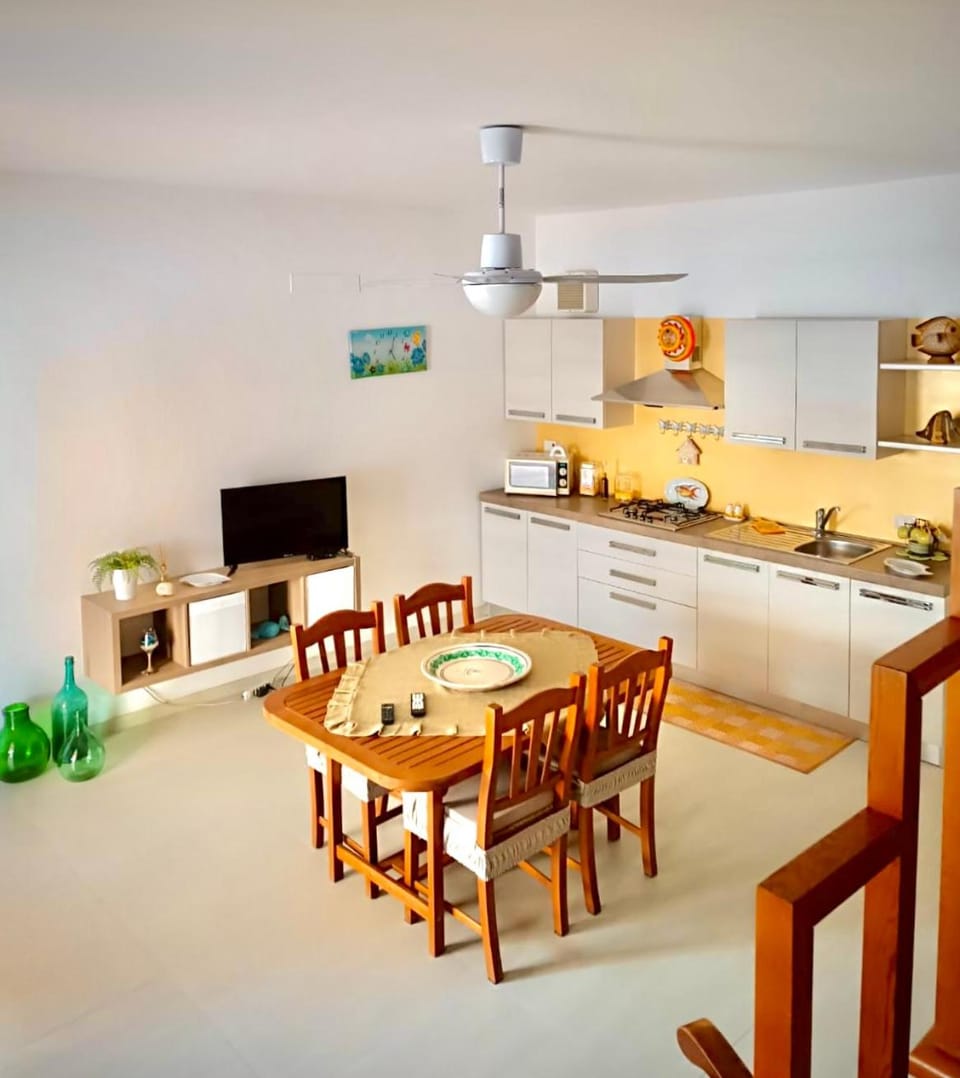 Communal lounge/ TV room, TV and multimedia, Kitchen or kitchenette, Living room, Seating area, Dining area, Evening entertainment, oven, stove