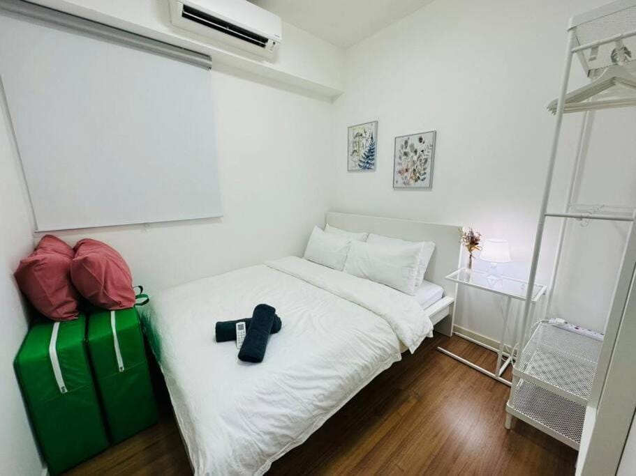 Bed, Bedroom, towels, wardrobe