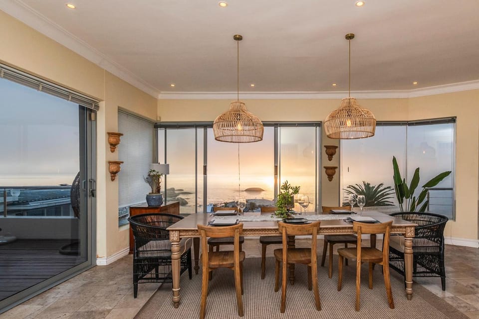 Stylish Penthouse with 180 degree Ocean Views! Villa in Camps Bay