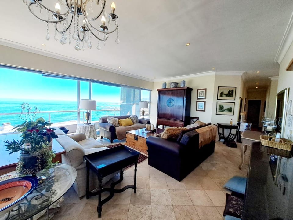 Stylish Penthouse with 180 degree Ocean Views! Villa in Camps Bay
